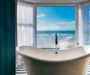 Sea view suite - Roll top bath with sea views
