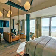 Beach loft - Hotel bedroom with views over the bay