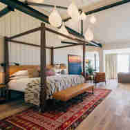 Beach loft - Couple's suite with four poster bed