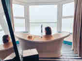 Families - Mother and child in the bath in a sea view suite